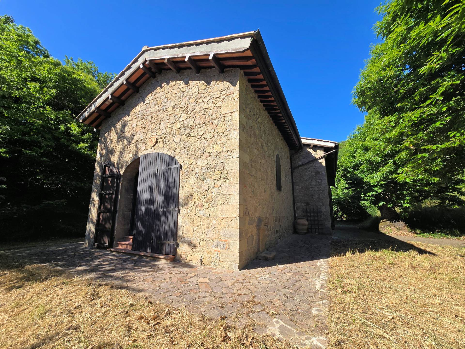 Rustico ristrutturato in posizione collinare in vendita a Roccastrada, Roccatederighi
