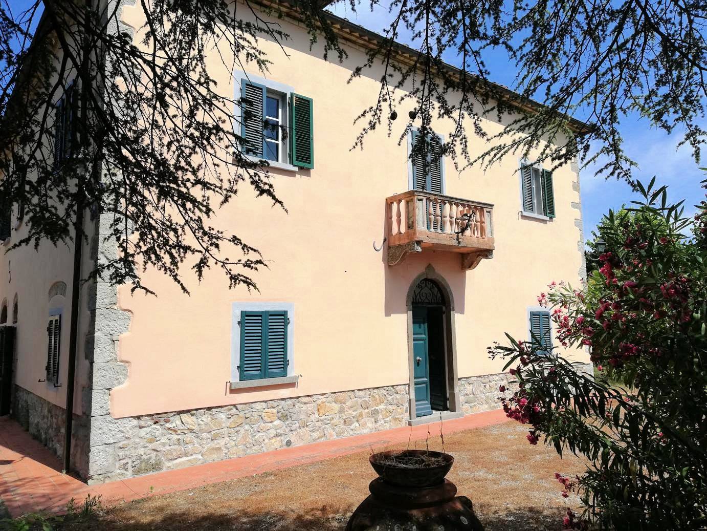 Complesso immobiliare di ampia superficie con villa d'epoca dependance e 150 ettari di terreno in po