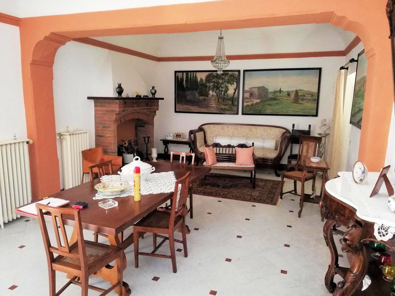 Complesso immobiliare di ampia superficie con villa d'epoca dependance e 150 ettari di terreno in po