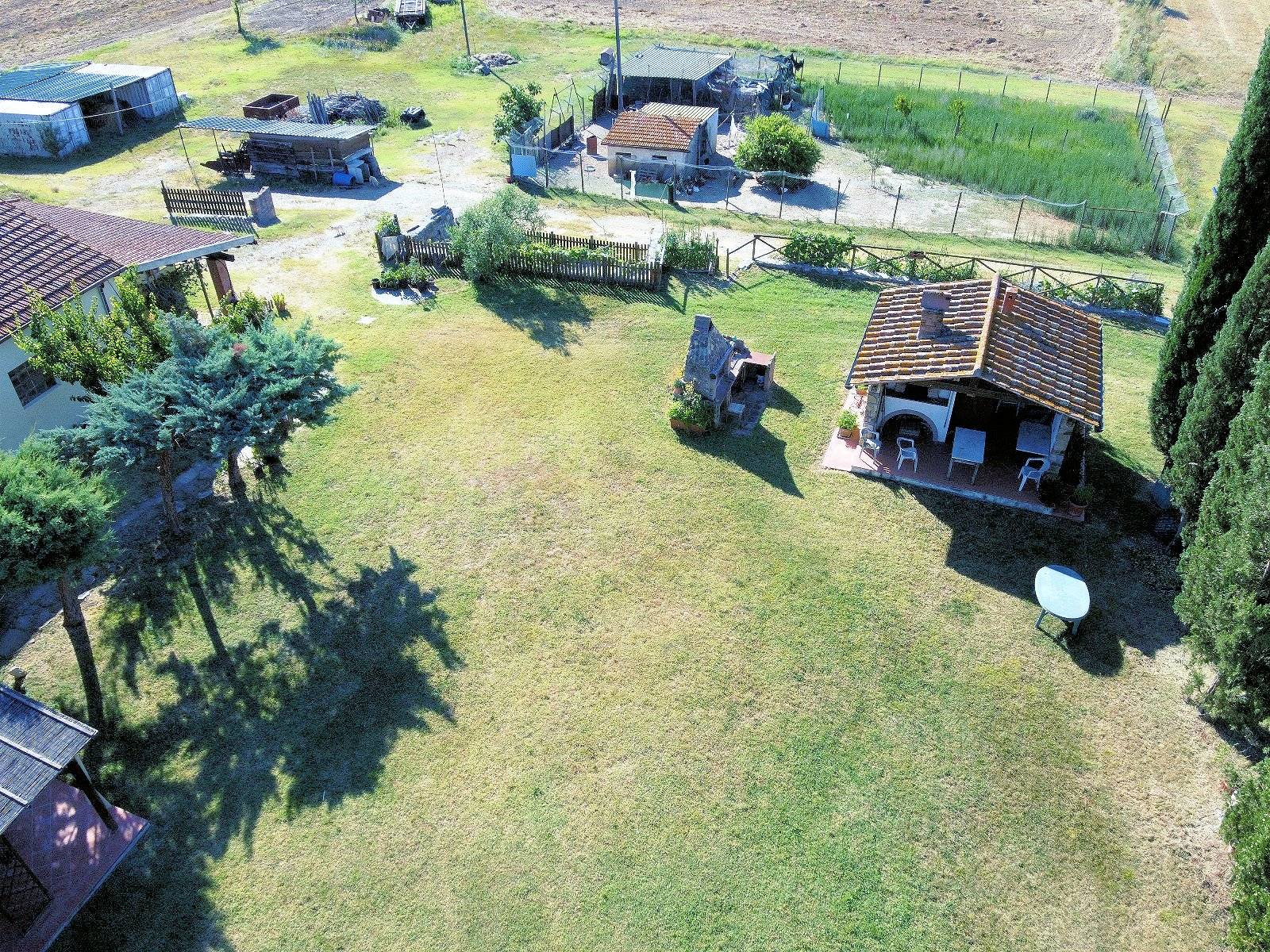 Casale in stile rustico Toscano con annessi e terreno a venti minuti dal mare in vendita a Monteverd