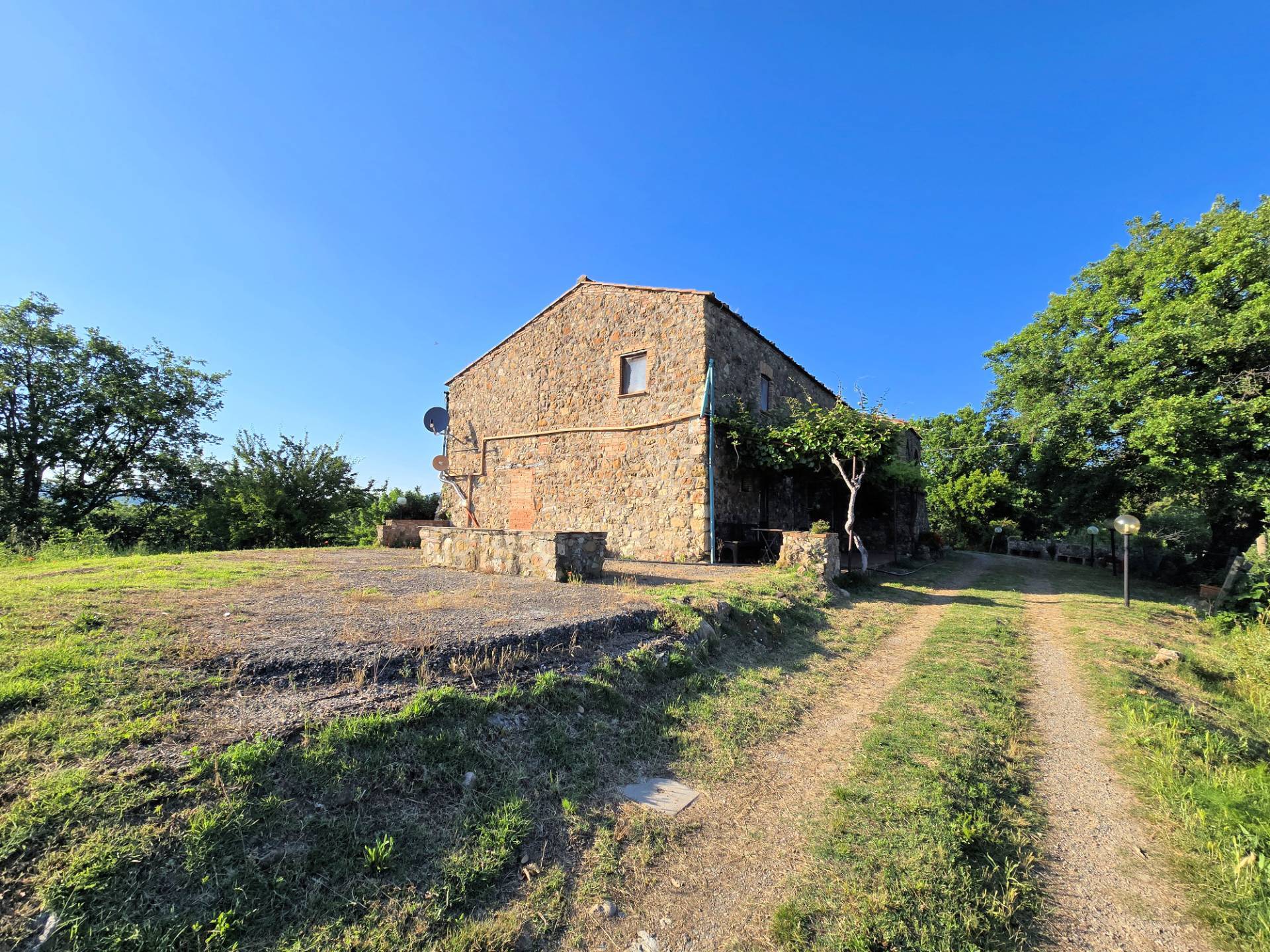 Casale in stile rustico Toscano in posizione panoramica con annesso e 54 ettari di terreno in vendit