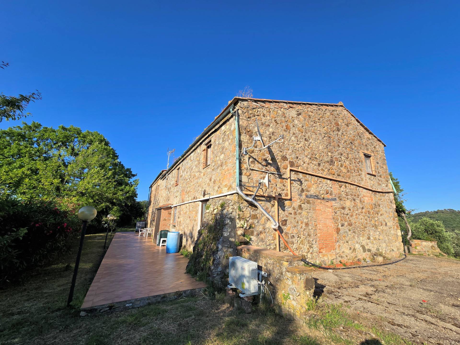 Casale in stile rustico Toscano in posizione panoramica con annesso e 54 ettari di terreno in vendit