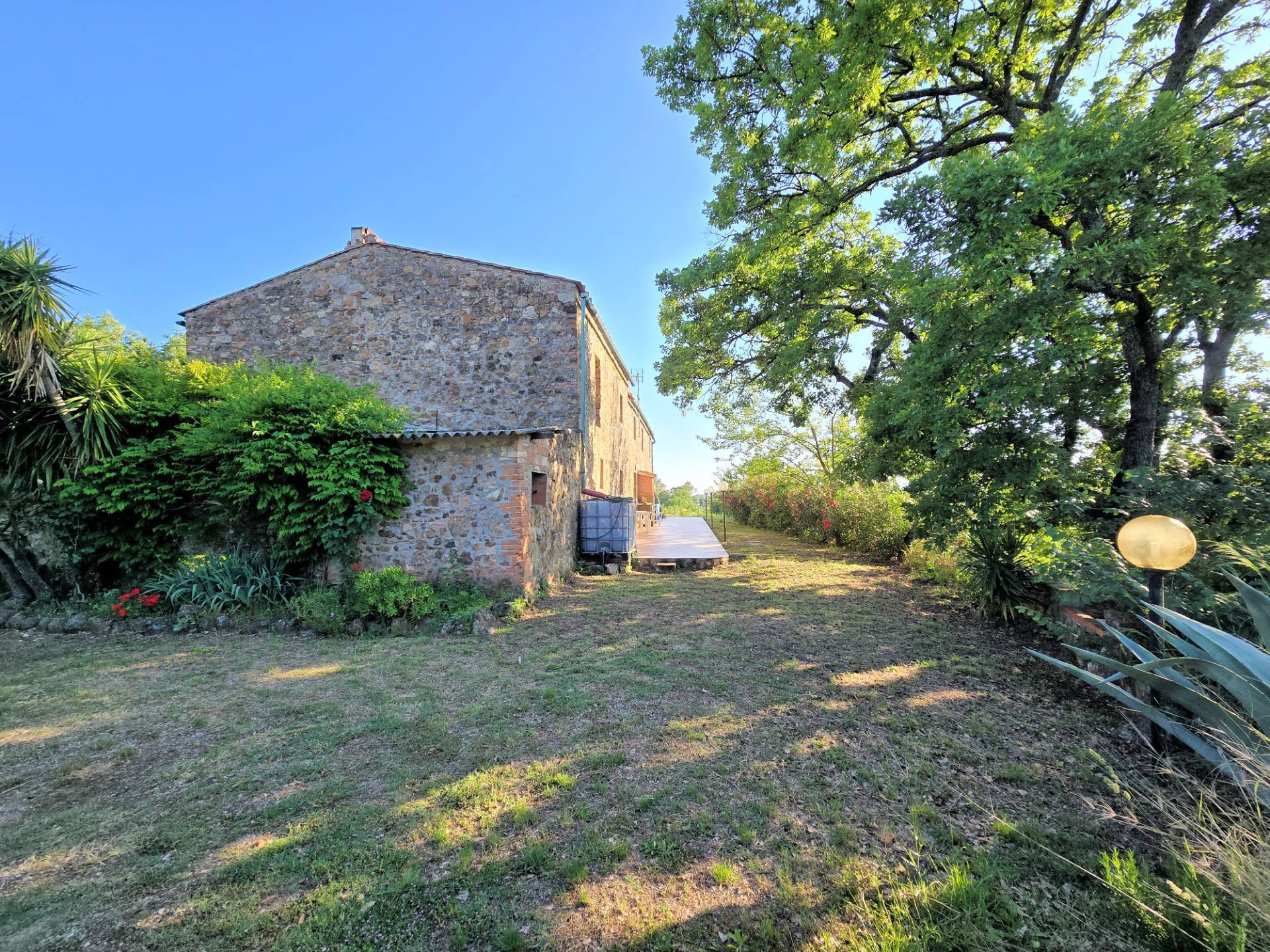 Casale in stile rustico Toscano in posizione panoramica con annesso e 54 ettari di terreno in vendit