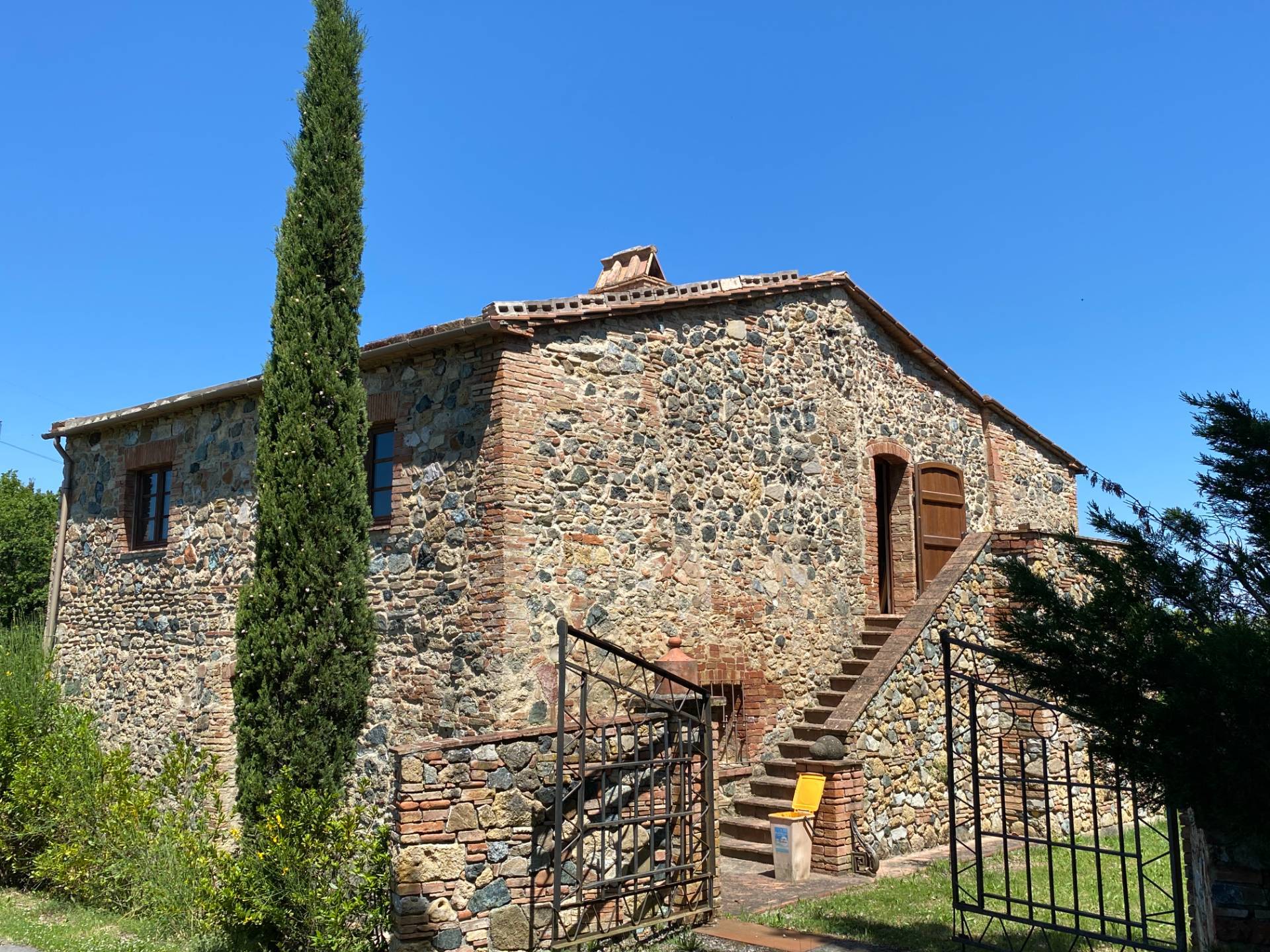Casa colonica di ampia superficie in posizione dominante con vista panoramica in vendita a Pomarance
