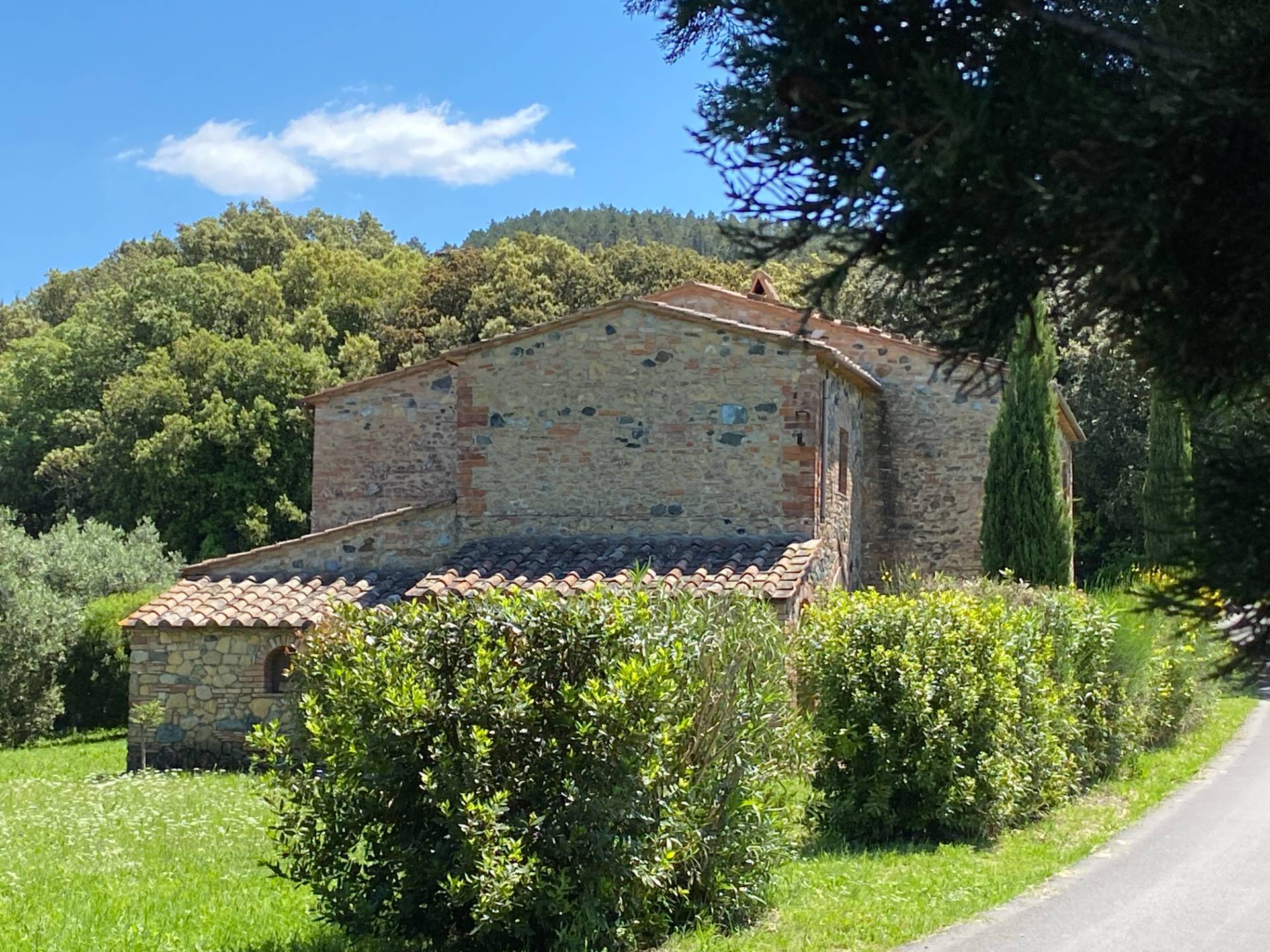 Casa colonica di ampia superficie in posizione dominante con vista panoramica in vendita a Pomarance