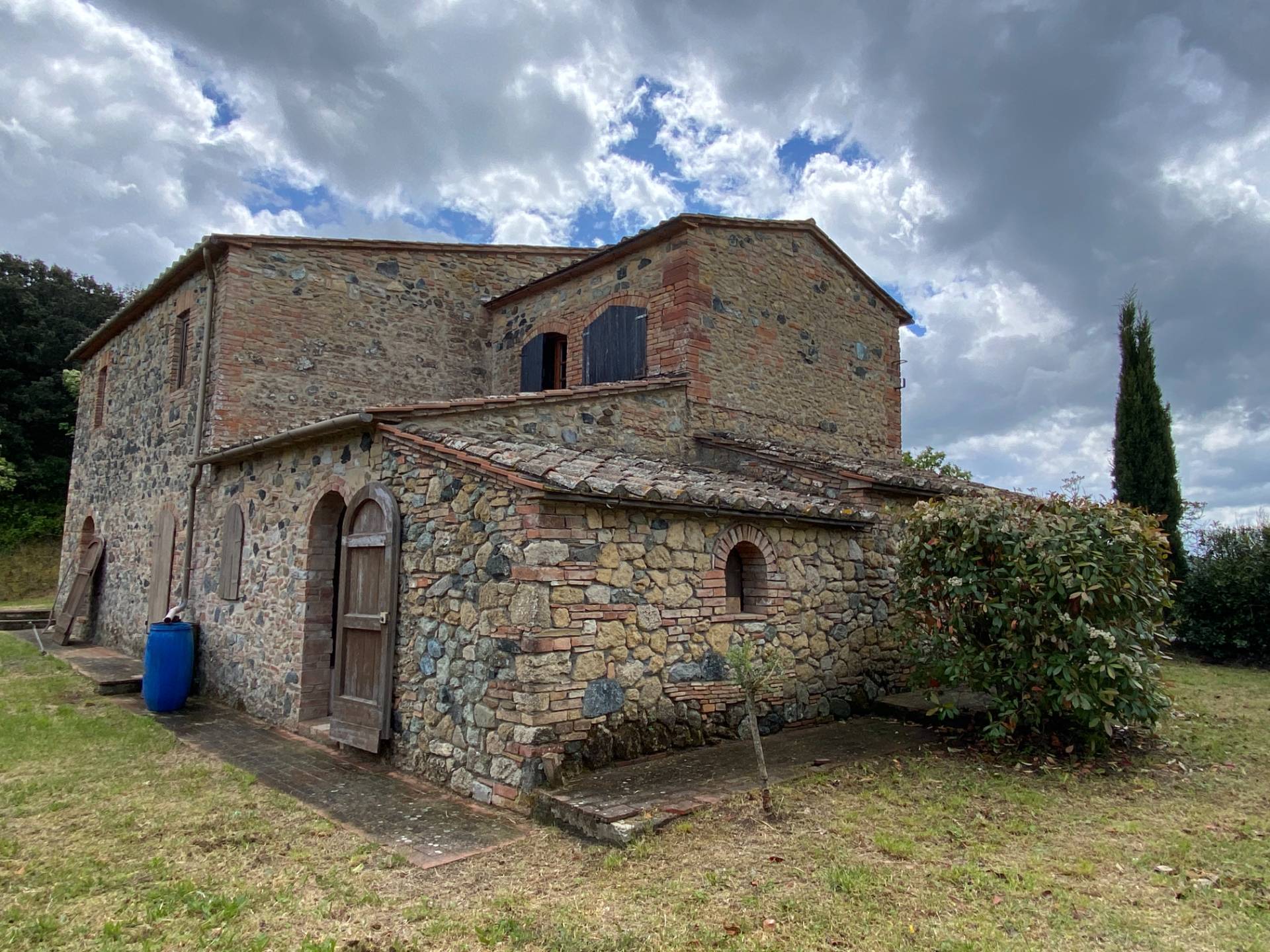 Casa colonica di ampia superficie in posizione dominante con vista panoramica in vendita a Pomarance