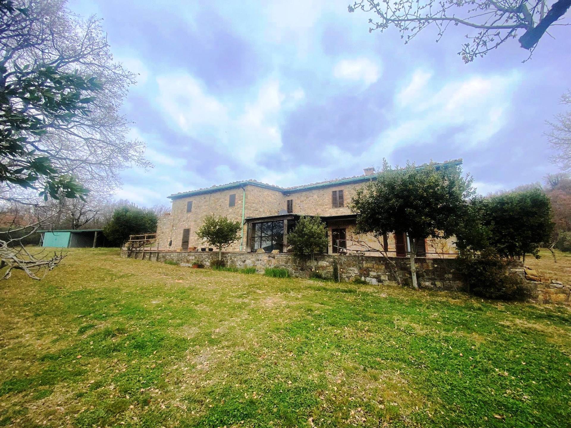 Casa colonica di ampia superficie in posizione panoramica in vendita a Castelnuovo di Val di Cecina