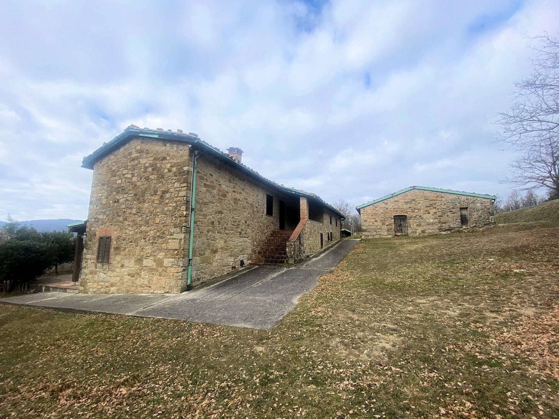 Casa colonica di ampia superficie in posizione panoramica in vendita a Castelnuovo di Val di Cecina