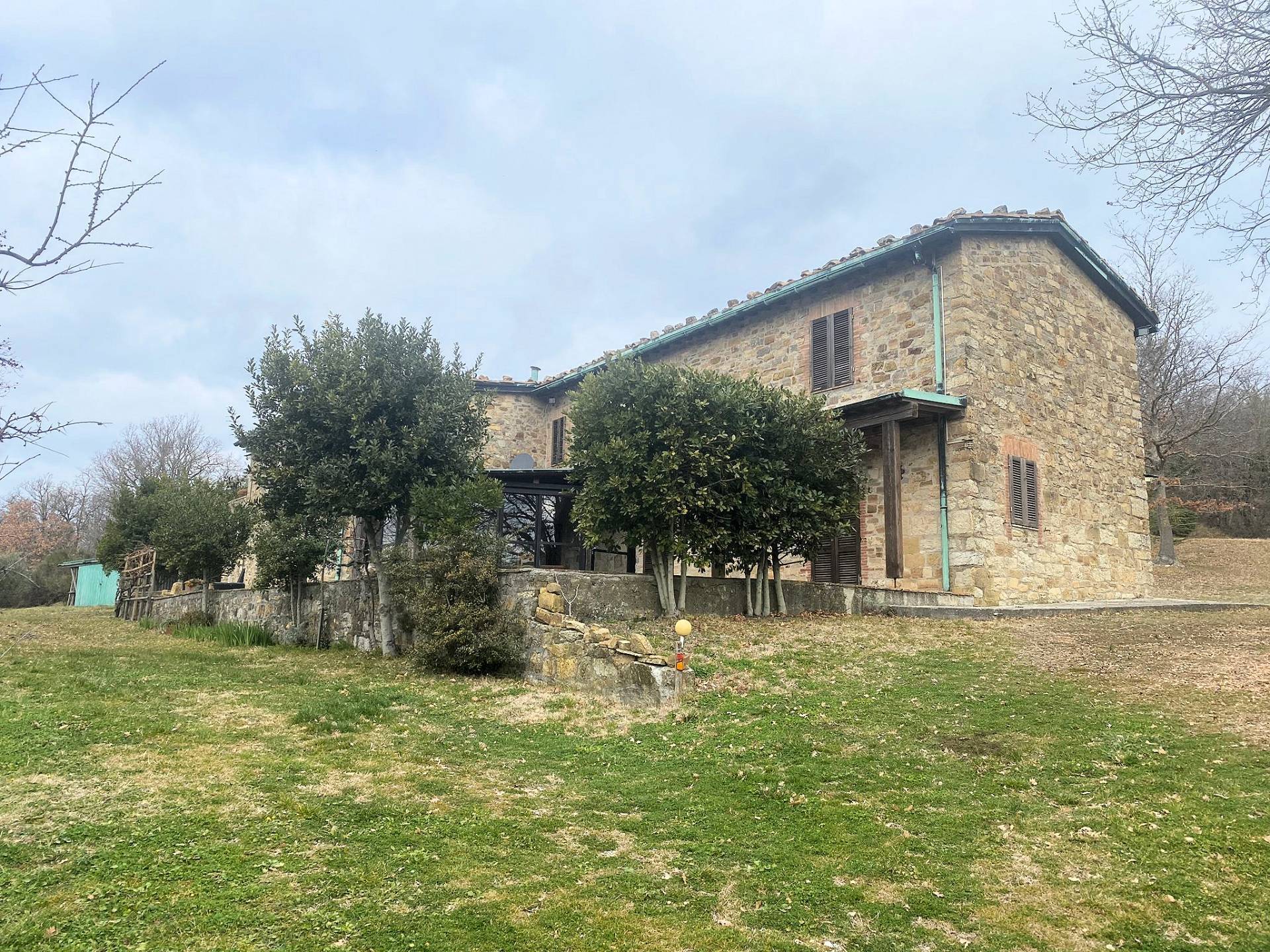 Casa colonica di ampia superficie in posizione panoramica in vendita a Castelnuovo di Val di Cecina