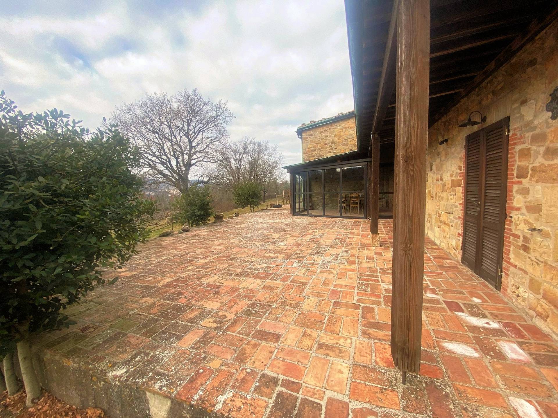 Casa colonica di ampia superficie in posizione panoramica in vendita a Castelnuovo di Val di Cecina