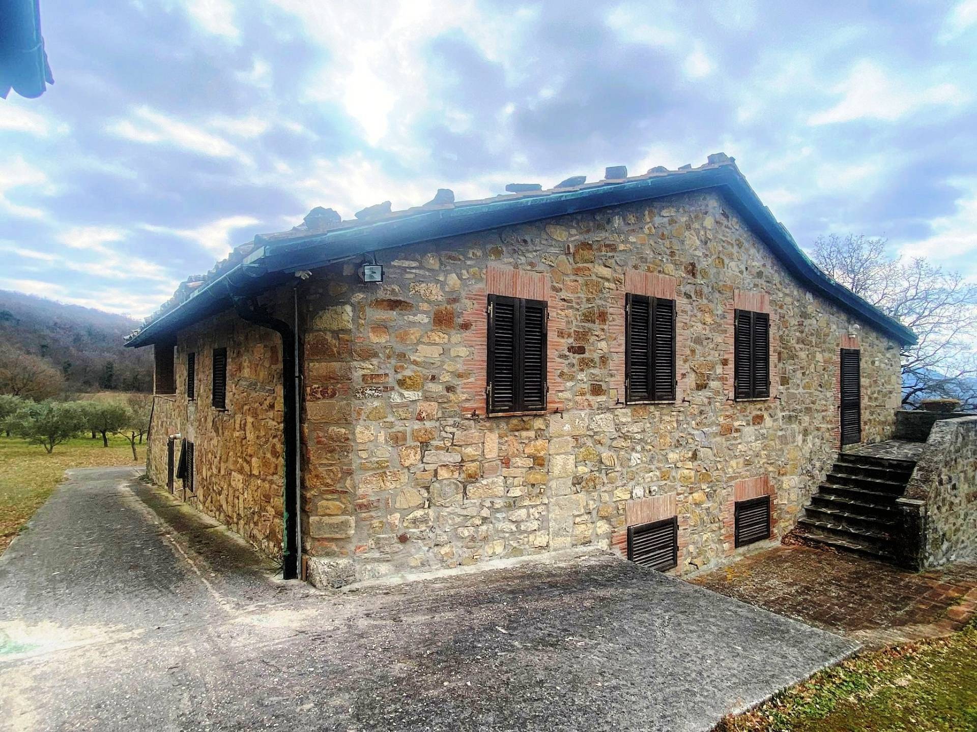 Casa colonica di ampia superficie in posizione panoramica in vendita a Castelnuovo di Val di Cecina