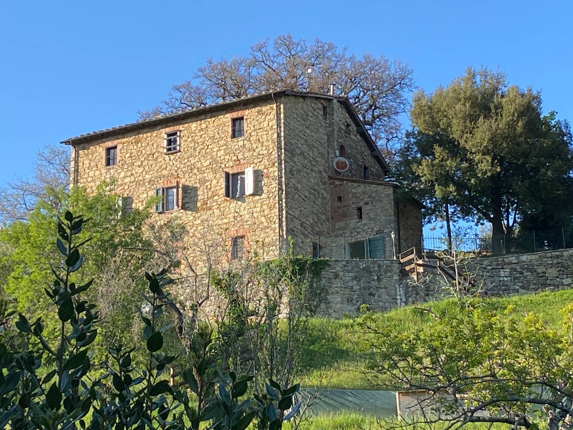 Porzione di casale in stile rustico Toscano ristrutturato con terreno in ottima posizione in vendita