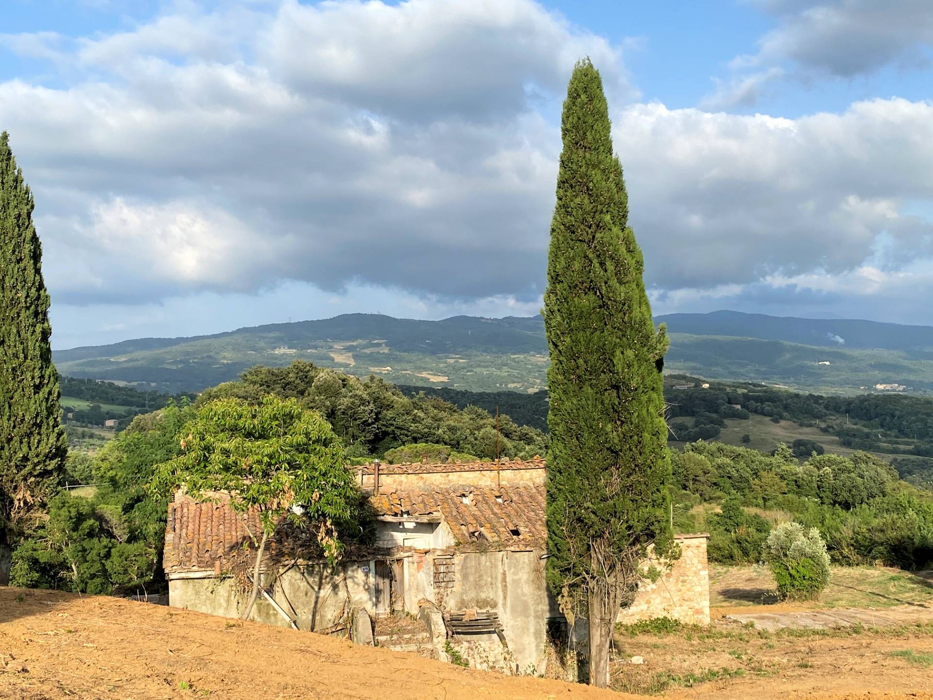 Colonica in pietra da ristrutturare con vista panoramica mozzafiato in vendita a Monteverdi Marittim
