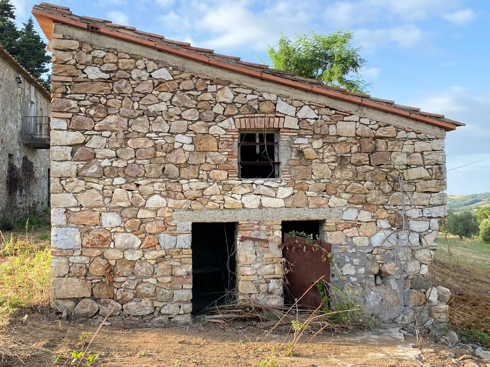 Colonica in pietra da ristrutturare con vista panoramica mozzafiato in vendita a Monteverdi Marittim