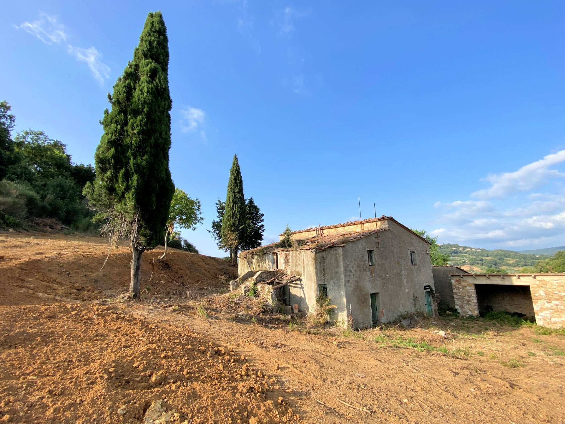Colonica in pietra da ristrutturare con vista panoramica mozzafiato in vendita a Monteverdi Marittim