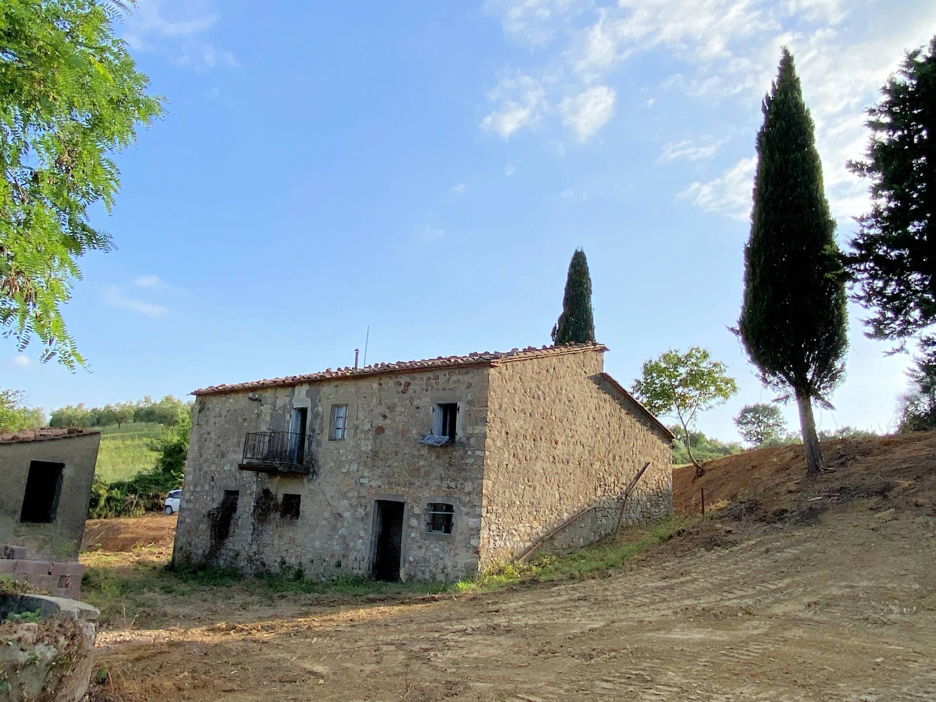 Colonica in pietra da ristrutturare con vista panoramica mozzafiato in vendita a Monteverdi Marittim