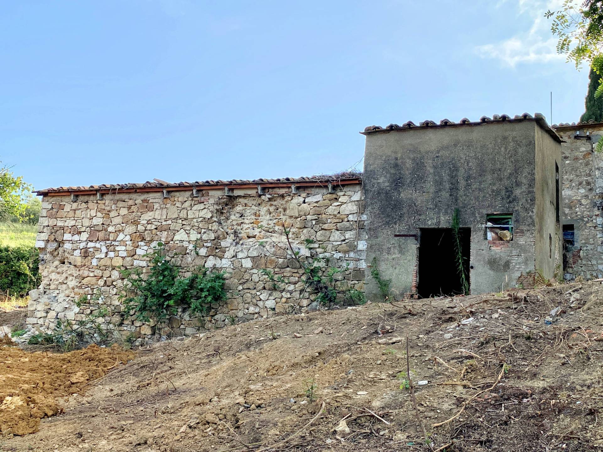 Colonica in pietra da ristrutturare con vista panoramica mozzafiato in vendita a Monteverdi Marittim