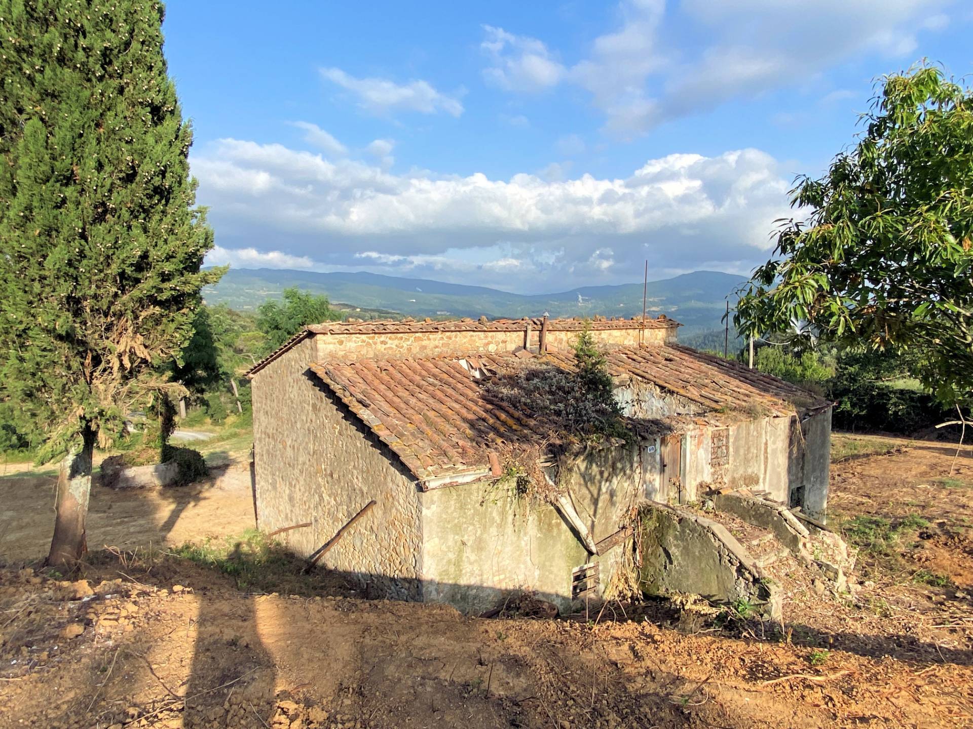 Colonica in pietra da ristrutturare con vista panoramica mozzafiato in vendita a Monteverdi Marittim