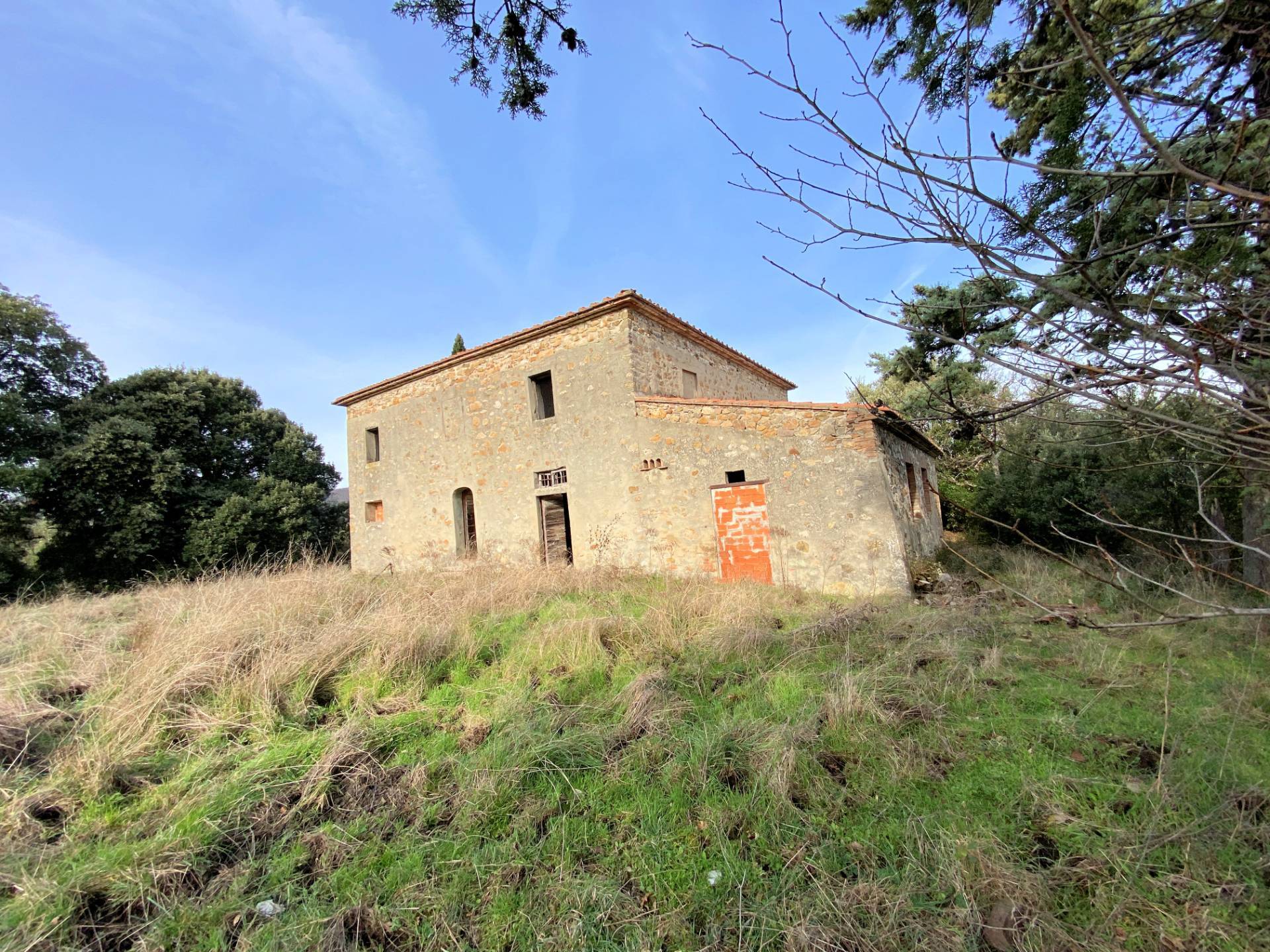 Colonica da ristrutturare con ampio terreno in posizione panoramica in vendita a Lajatico
