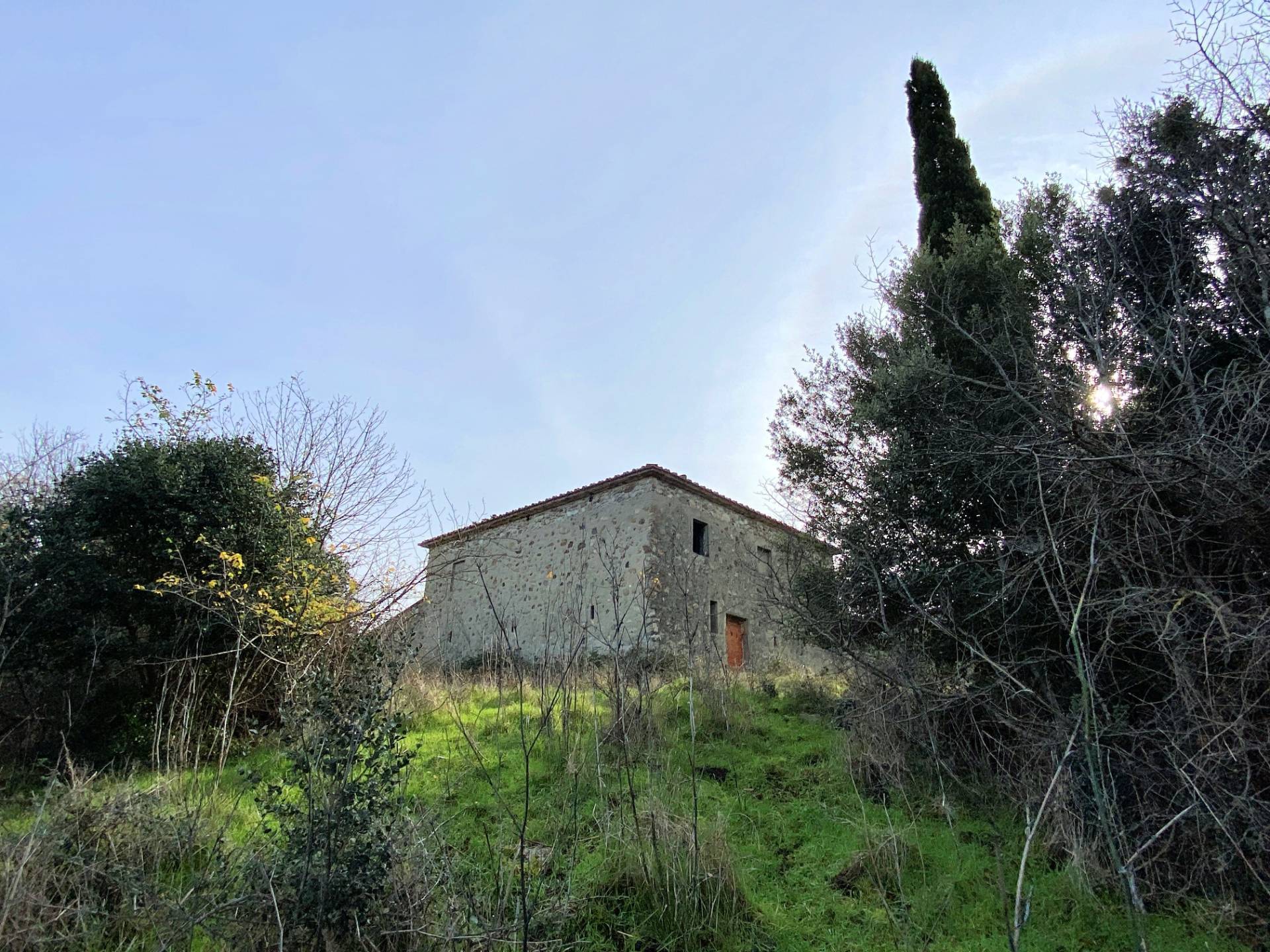 Colonica da ristrutturare con ampio terreno in posizione panoramica in vendita a Lajatico