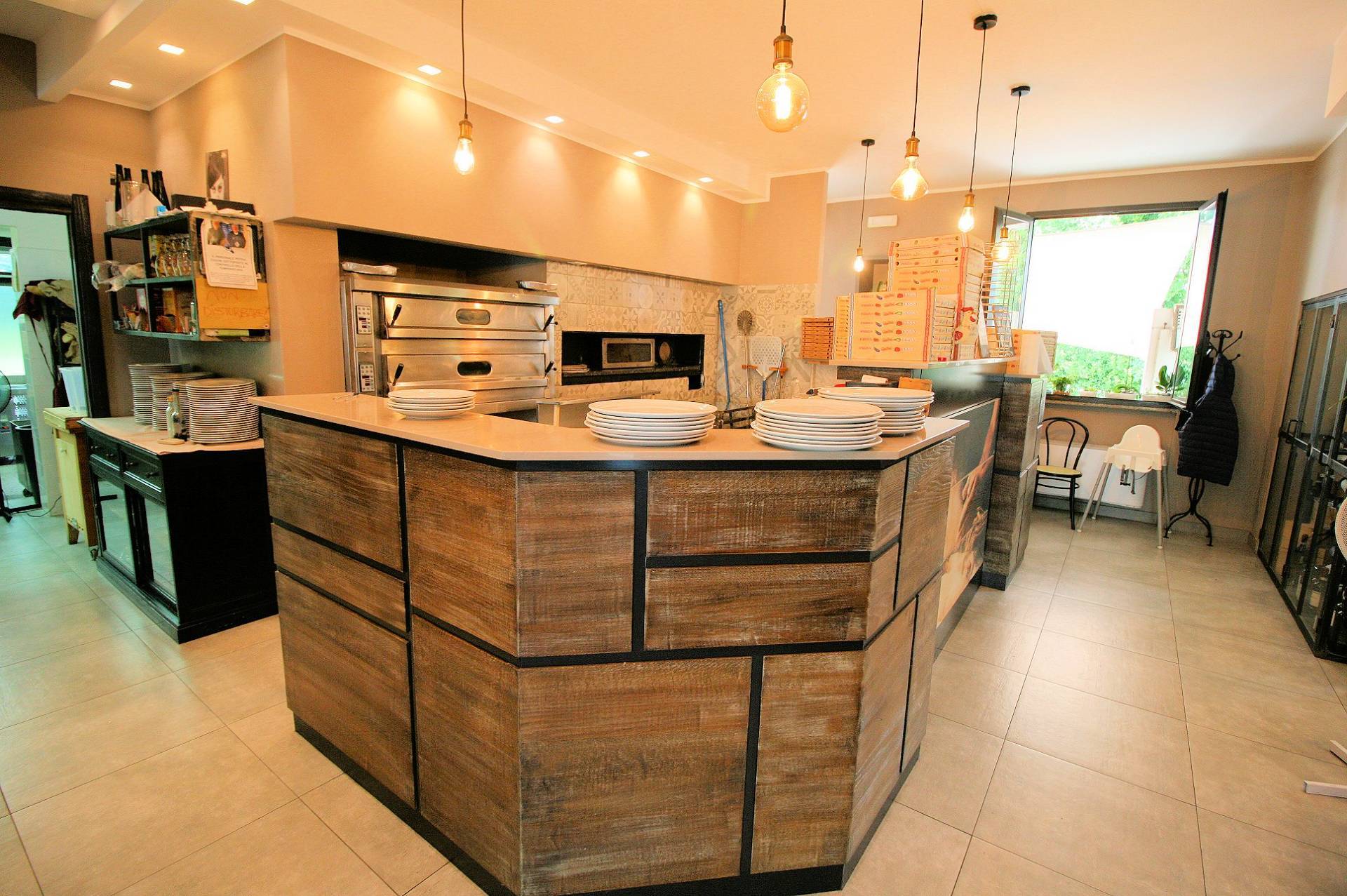 Si vende l'attivita' di ristorante/pizzeria/bar con piccola attivita' di affittacamere in vendita a 