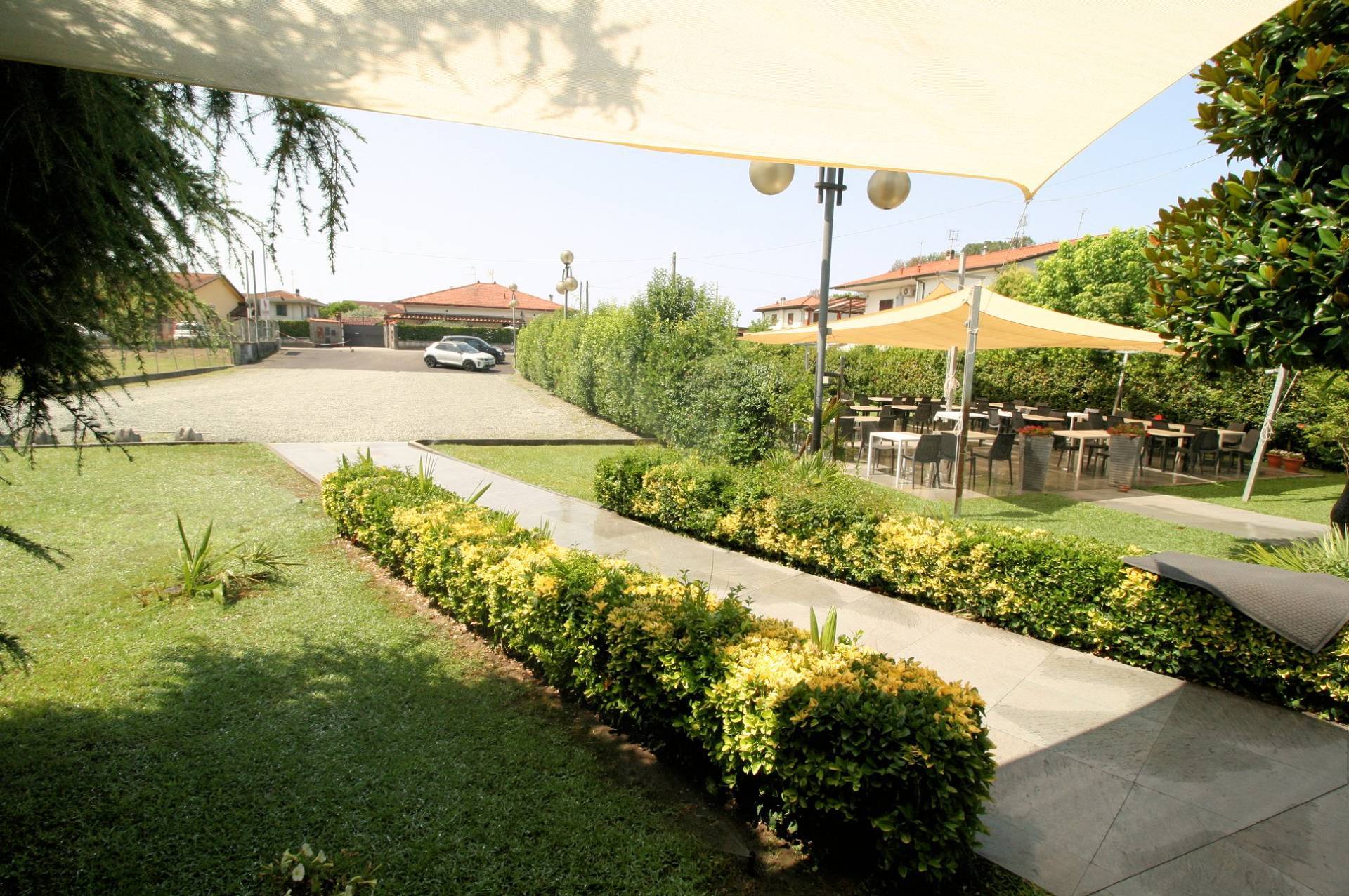 Si vende l'attivita' di ristorante/pizzeria/bar con piccola attivita' di affittacamere in vendita a 