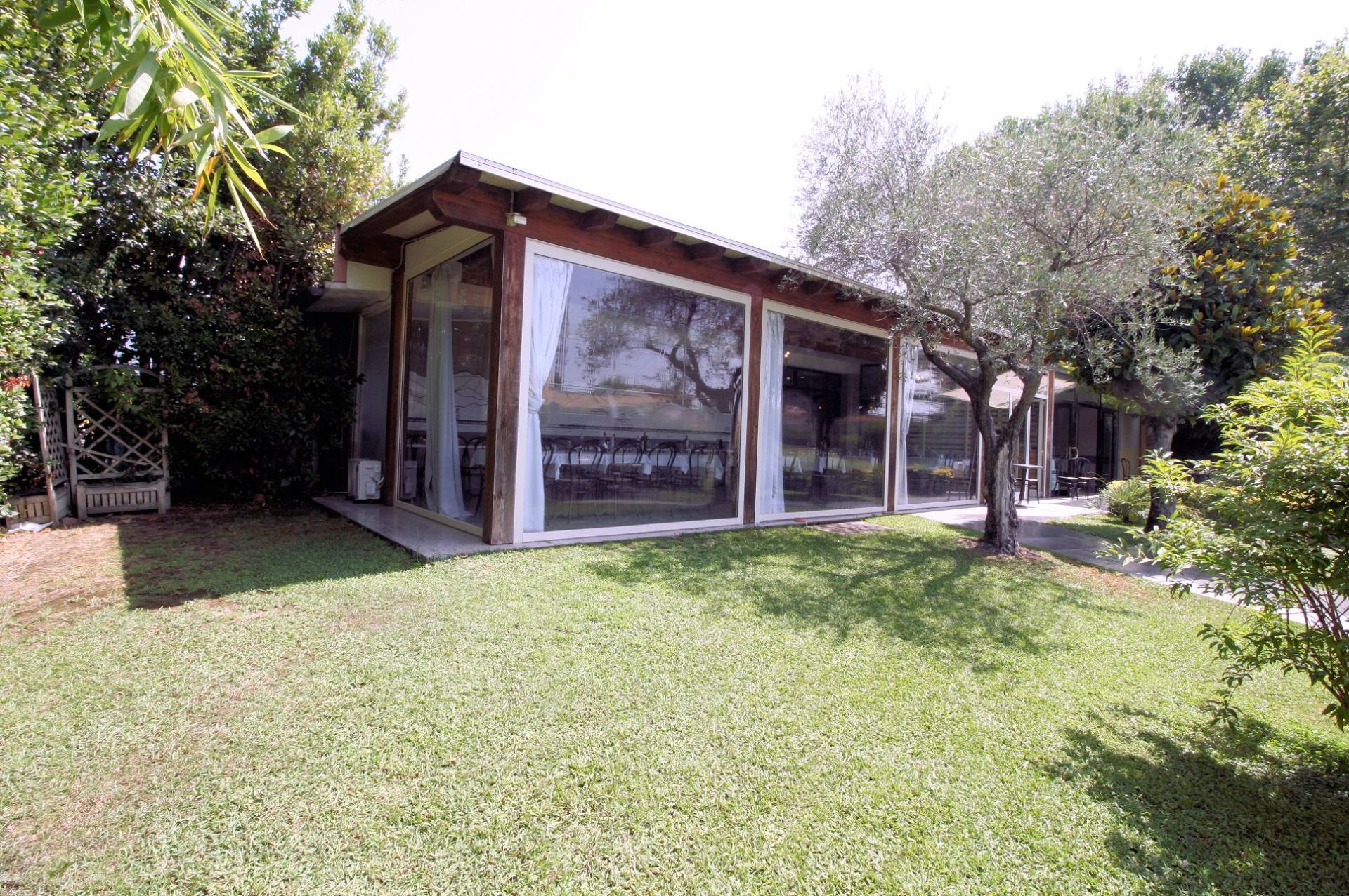 Si vende l'attivita' di ristorante/pizzeria/bar con piccola attivita' di affittacamere in vendita a 