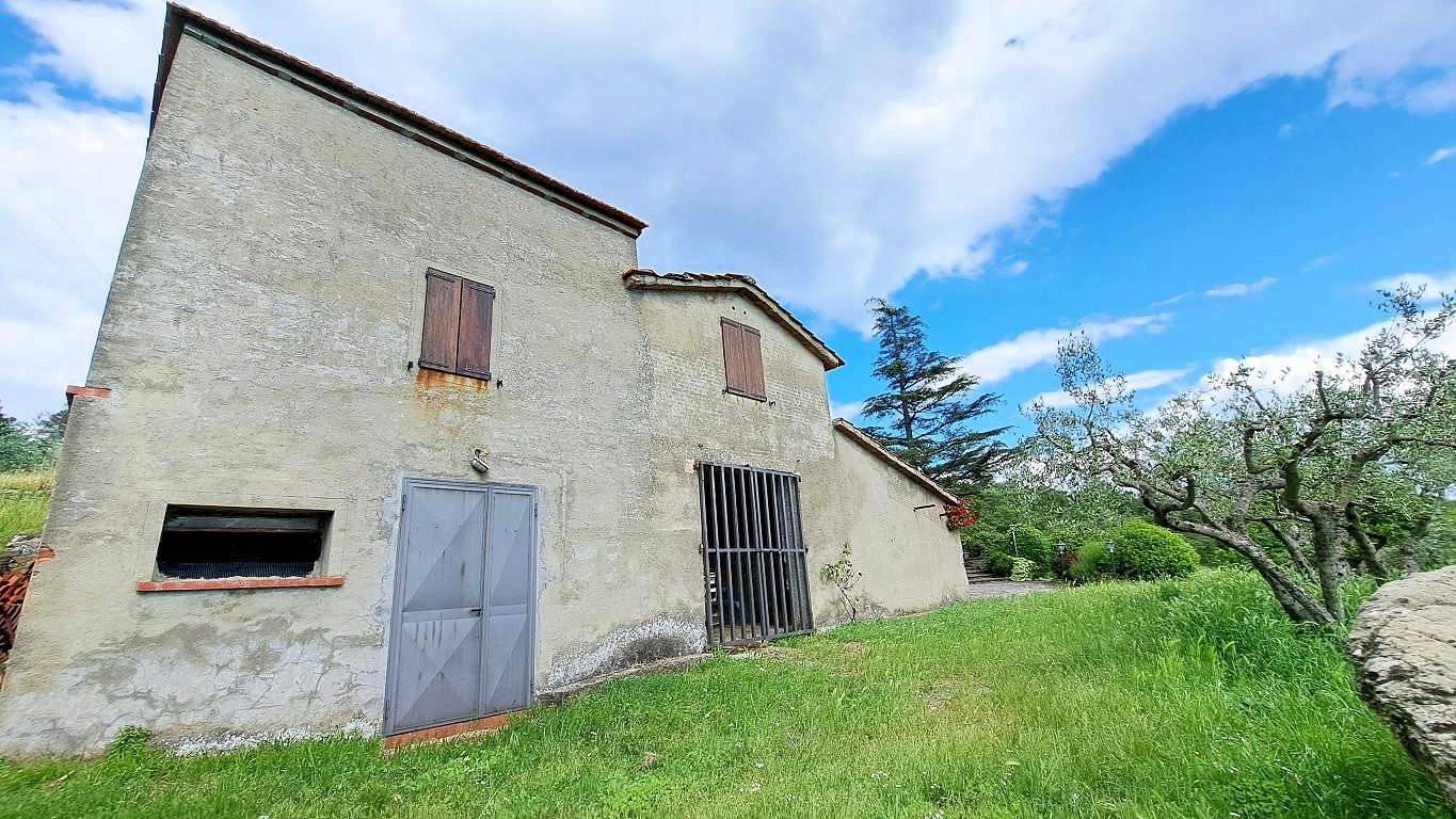 Casale con annessi ampio terreno e vista panoramica in vendita a Castiglion Fibocchi