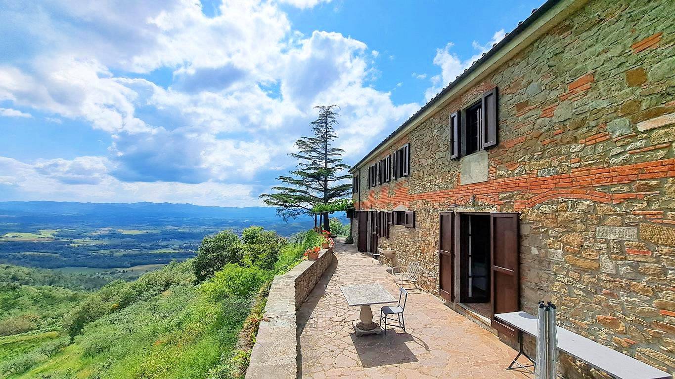 Casale con annessi ampio terreno e vista panoramica in vendita a Castiglion Fibocchi