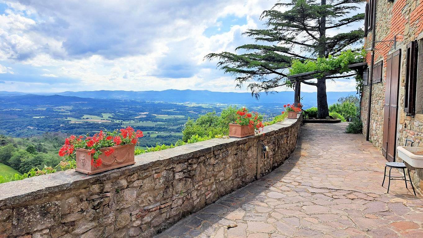 Casale con annessi ampio terreno e vista panoramica in vendita a Castiglion Fibocchi