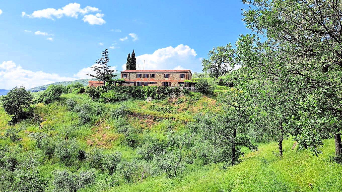 Casale con annessi ampio terreno e vista panoramica in vendita a Castiglion Fibocchi