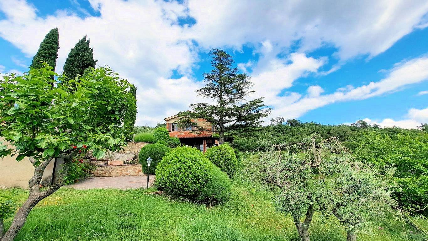 Casale con annessi ampio terreno e vista panoramica in vendita a Castiglion Fibocchi