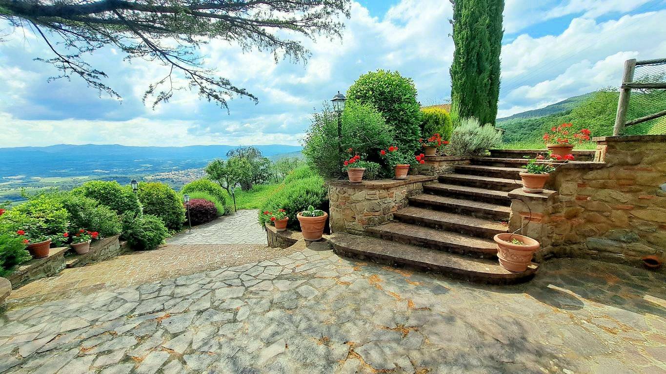 Casale con annessi ampio terreno e vista panoramica in vendita a Castiglion Fibocchi