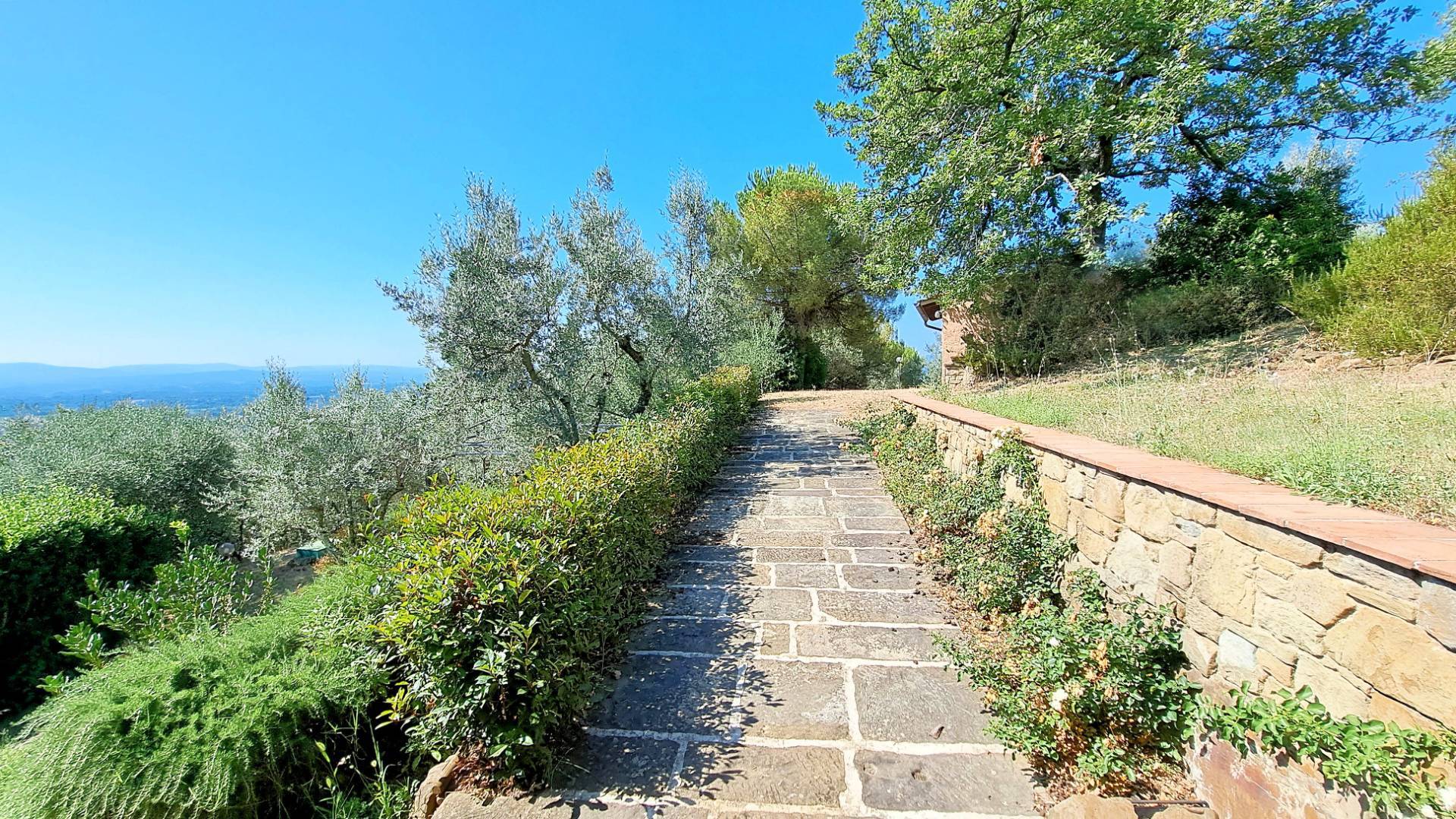 Casale in stile rustico Toscano appena ristrutturato con ampio giardino in posizione panoramica in v