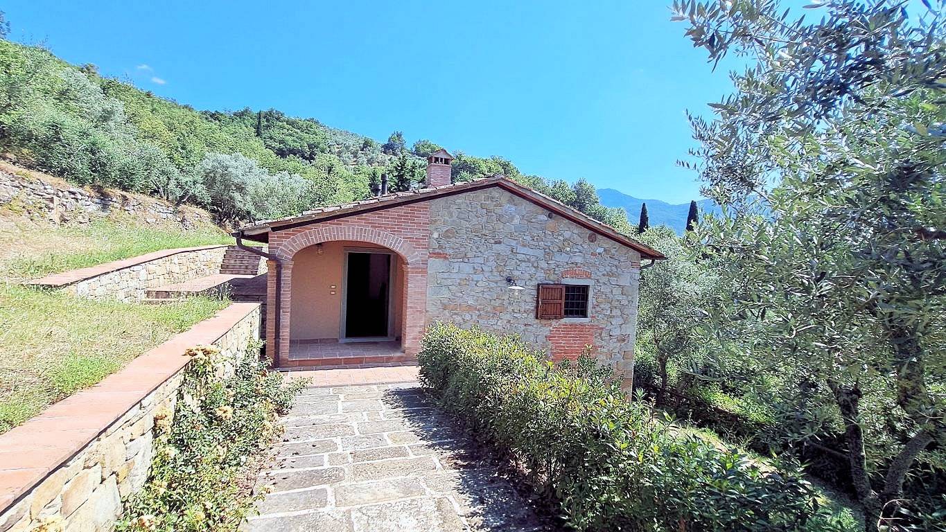 Casale in stile rustico Toscano appena ristrutturato con ampio giardino in posizione panoramica in v