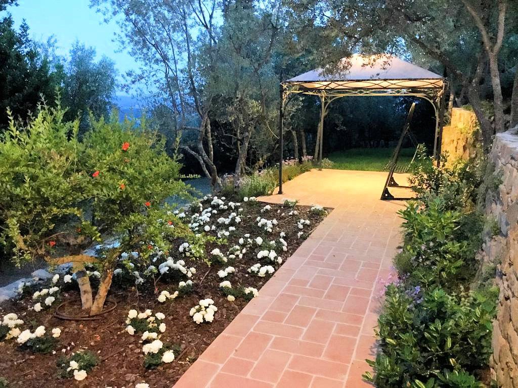 Casale in stile rustico Toscano appena ristrutturato con ampio giardino in posizione panoramica in v