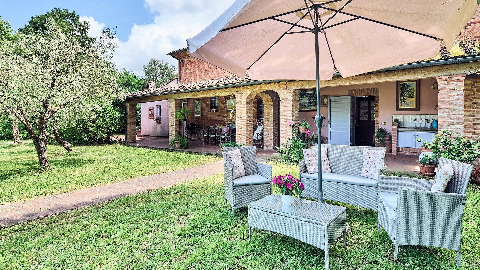 Casale con dependance parco e piscina in vendita a Altopascio