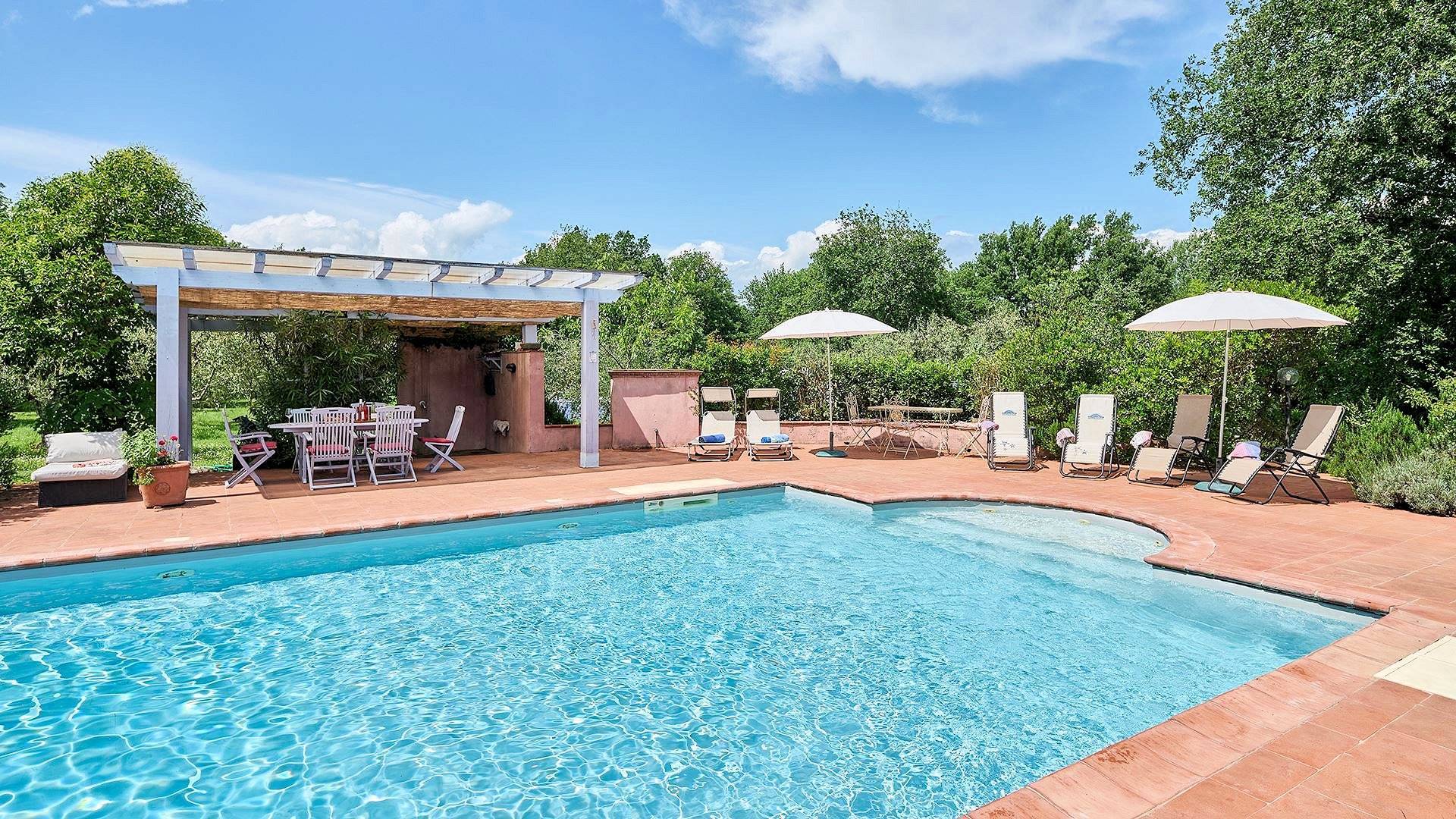 Casale con dependance parco e piscina in vendita a Altopascio