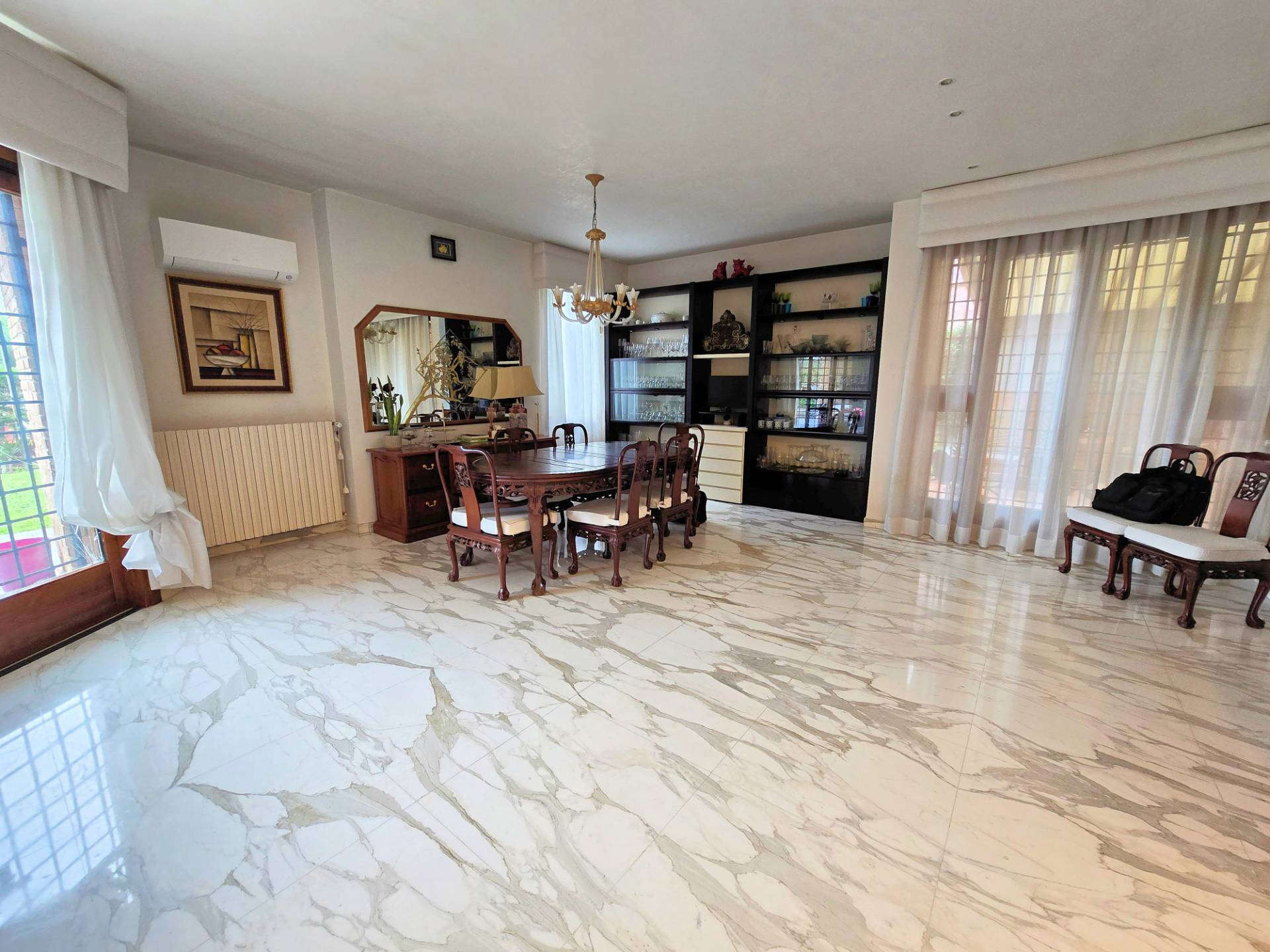 Villa di pregio con ottime rifiniture in comoda zona residenziale in vendita a Pieve a Nievole
