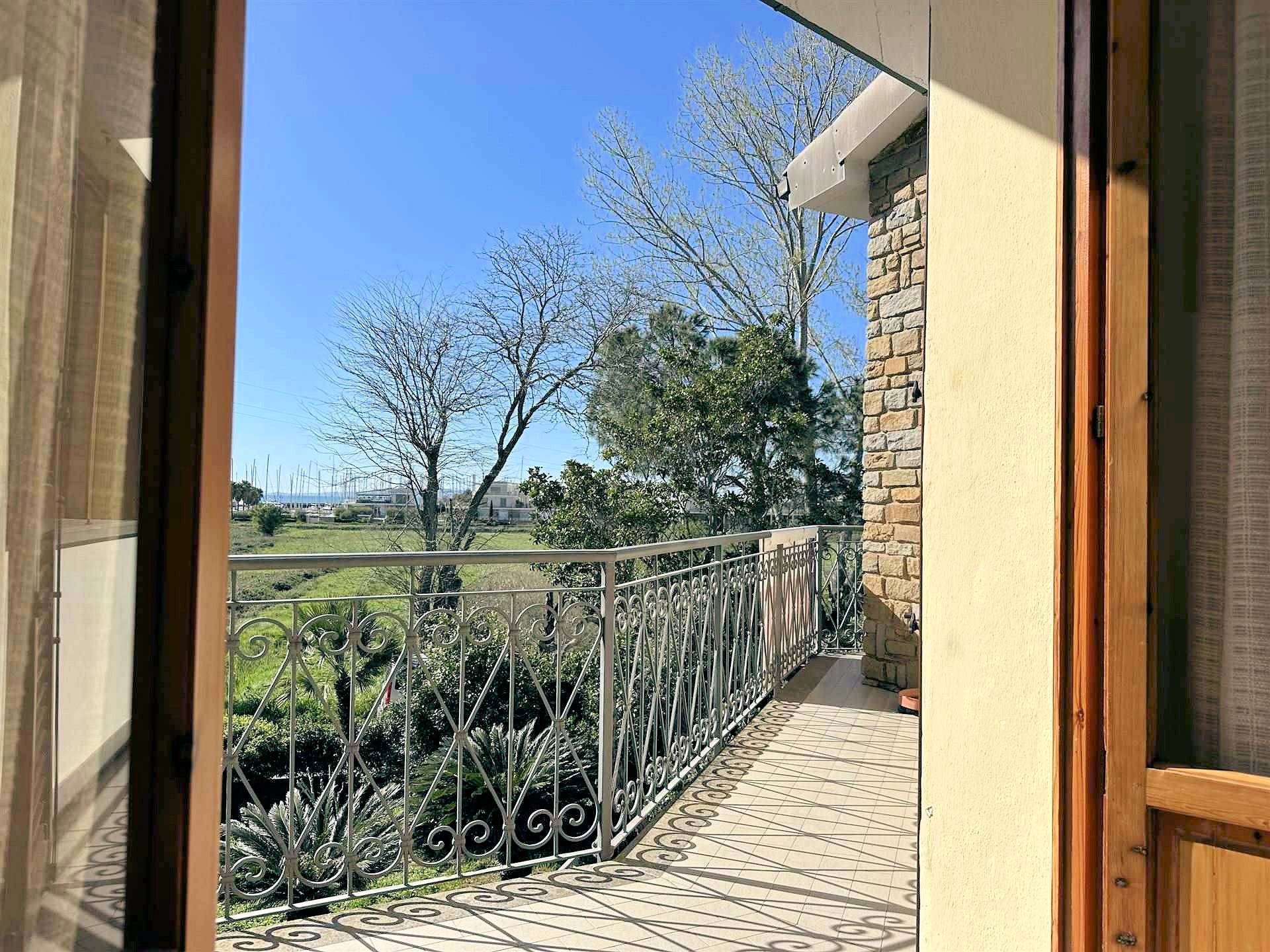 Appartamento con giardino privato posto al piano primo di villetta libera su quattro lati in vendita