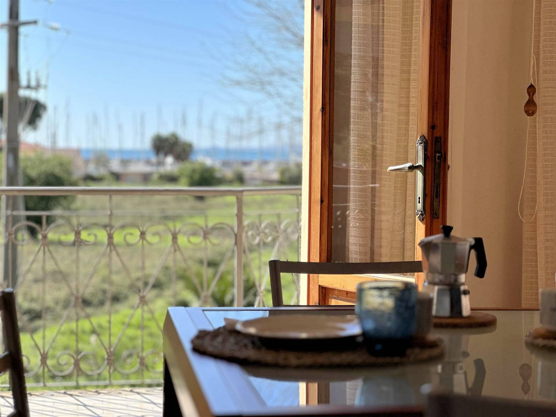 Appartamento con giardino privato posto al piano primo di villetta libera su quattro lati in vendita