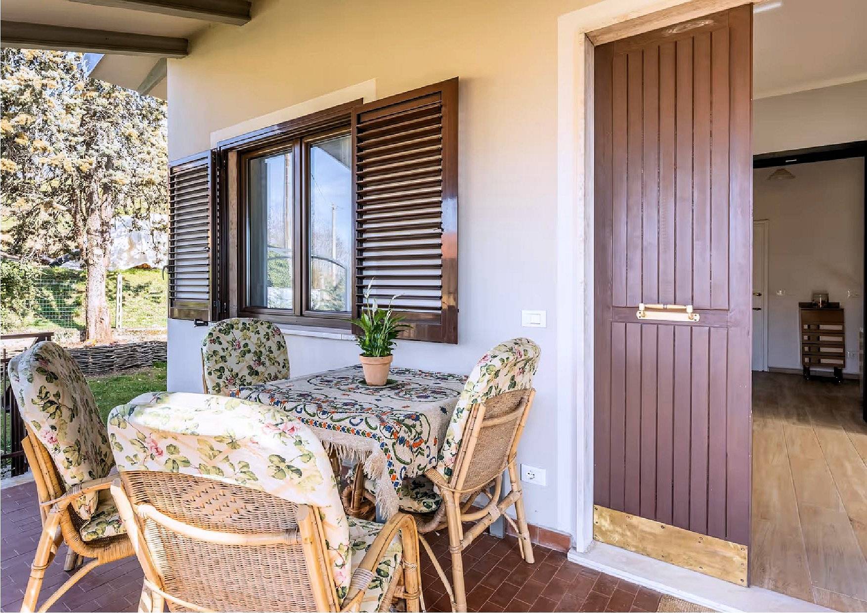 Villetta libera su quattro lati recentemente ristrutturata con giardino in vendita a Pescia