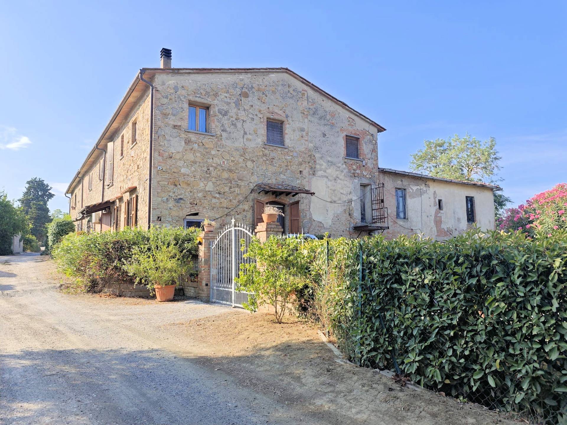 Porzione terratetto di casale con vista panoramica e ampio terreno in vendita a Gambassi Terme