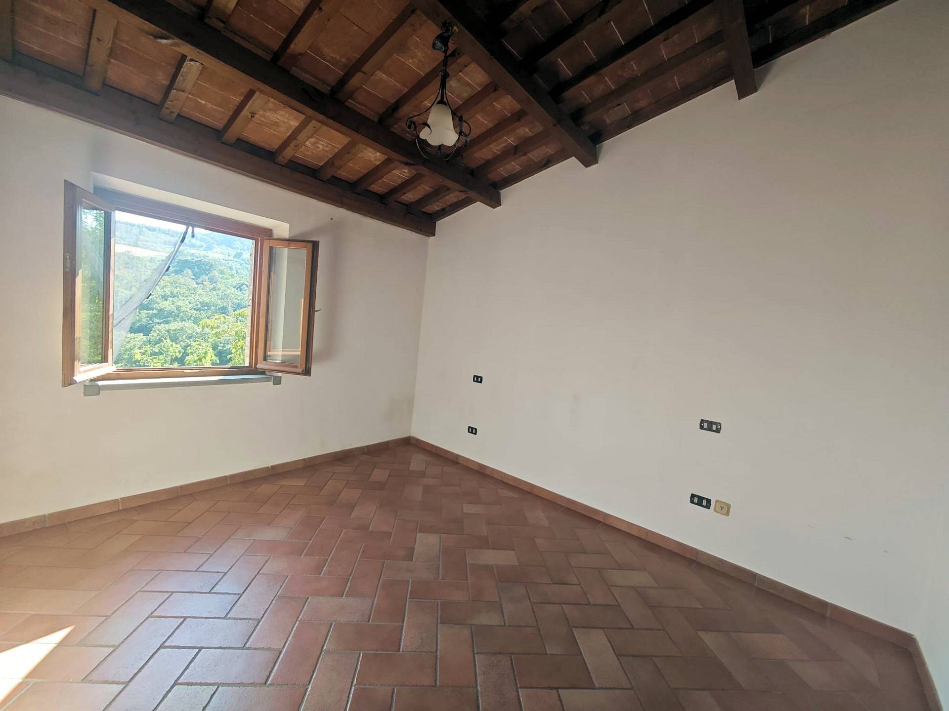 Porzione terratetto di casale con vista panoramica e ampio terreno in vendita a Gambassi Terme