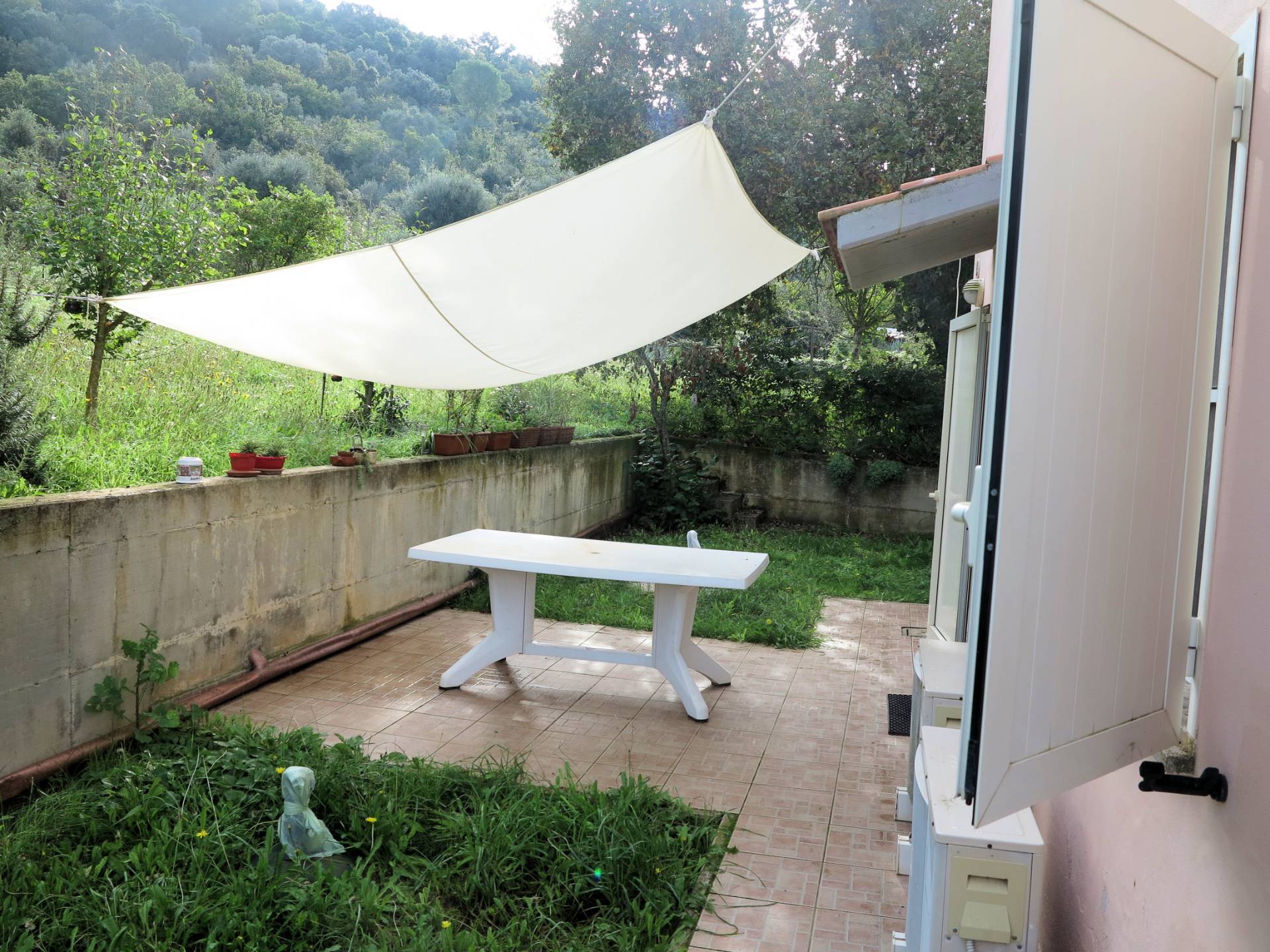 Casa singola composta da due appartamenti indipendenti con ampio terreno in vendita a Scarlino, Punt