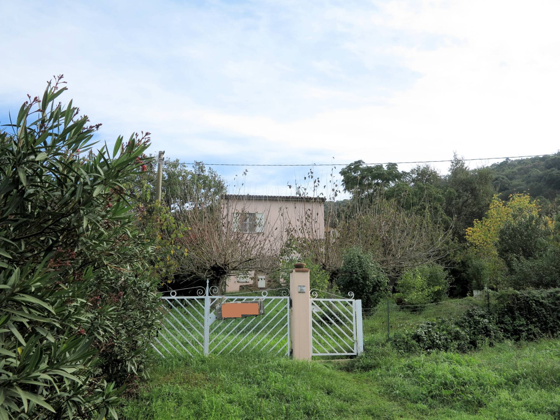 Casa singola composta da due appartamenti indipendenti con ampio terreno in vendita a Scarlino, Punt