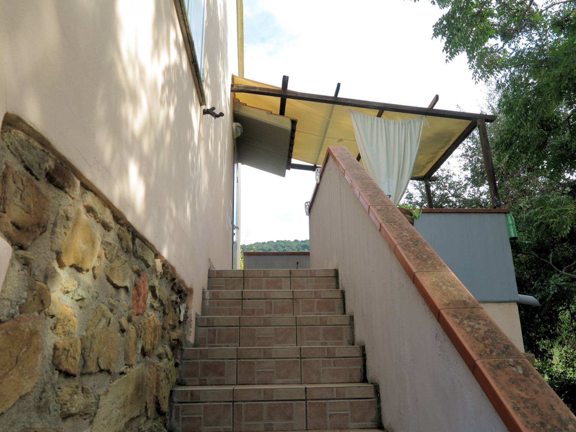 Casa singola composta da due appartamenti indipendenti con ampio terreno in vendita a Scarlino, Punt