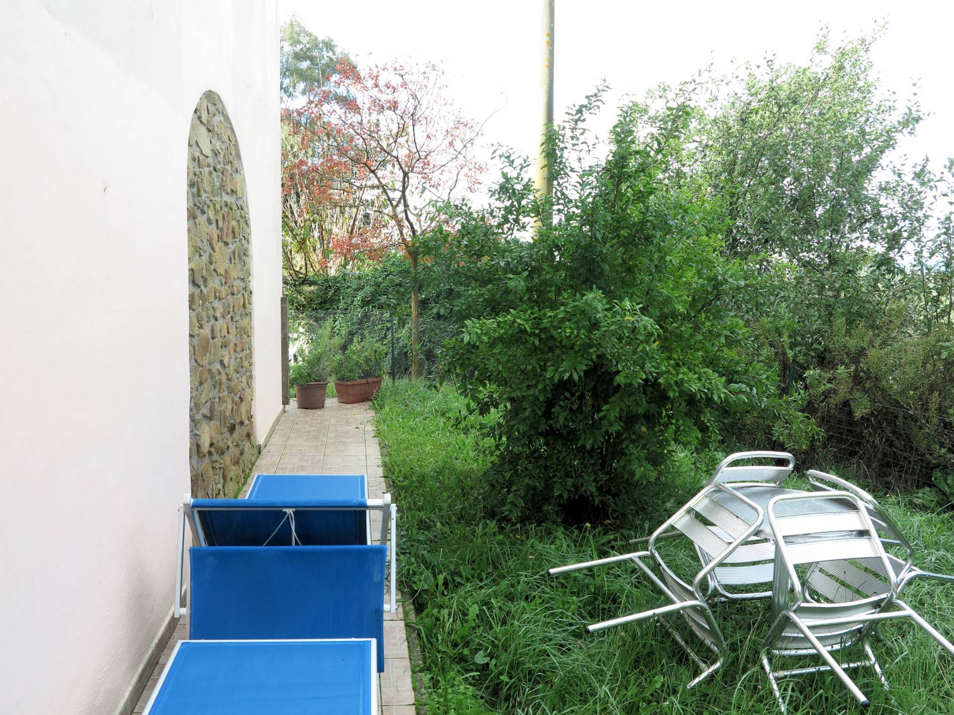 Casa singola composta da due appartamenti indipendenti con ampio terreno in vendita a Scarlino, Punt