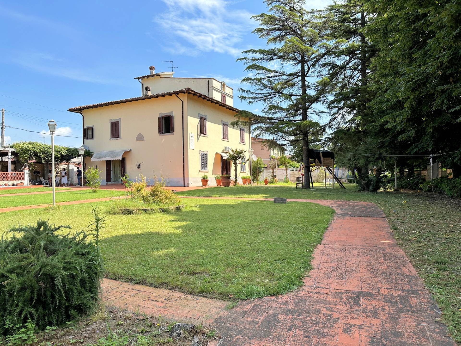 Villa storica di ampia superficie con giardino in vendita a Bientina