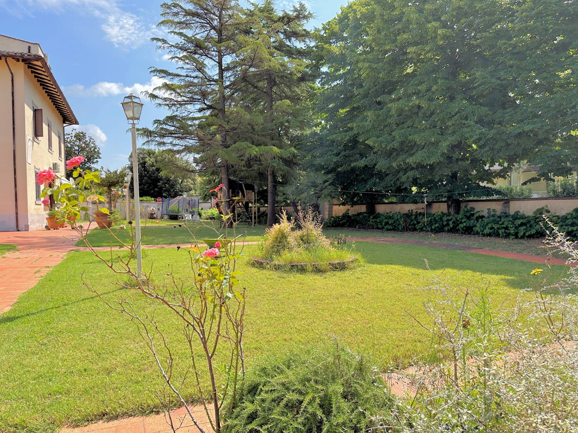 Villa storica di ampia superficie con giardino in vendita a Bientina